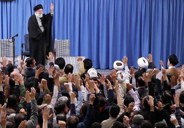رهبر انقلاب: فردی که از سخن گفتن بر ضد قدرت های خارجی میترسد، لایق نمایندگی مردم ایران نیست