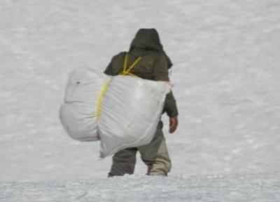 ببینید ، تصاویر بی نظیر تلاش چند ایرانی برای علوفه رسانی به حیات وحش در برف و کولاک ، اتفاقی کم سابقه در برف چهارمحال و بختیاری