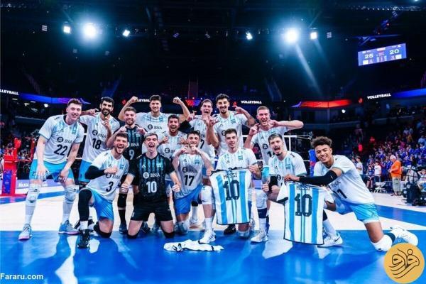 مسی در جشن پیروزی تیم ملی والیبال آرژانتین!